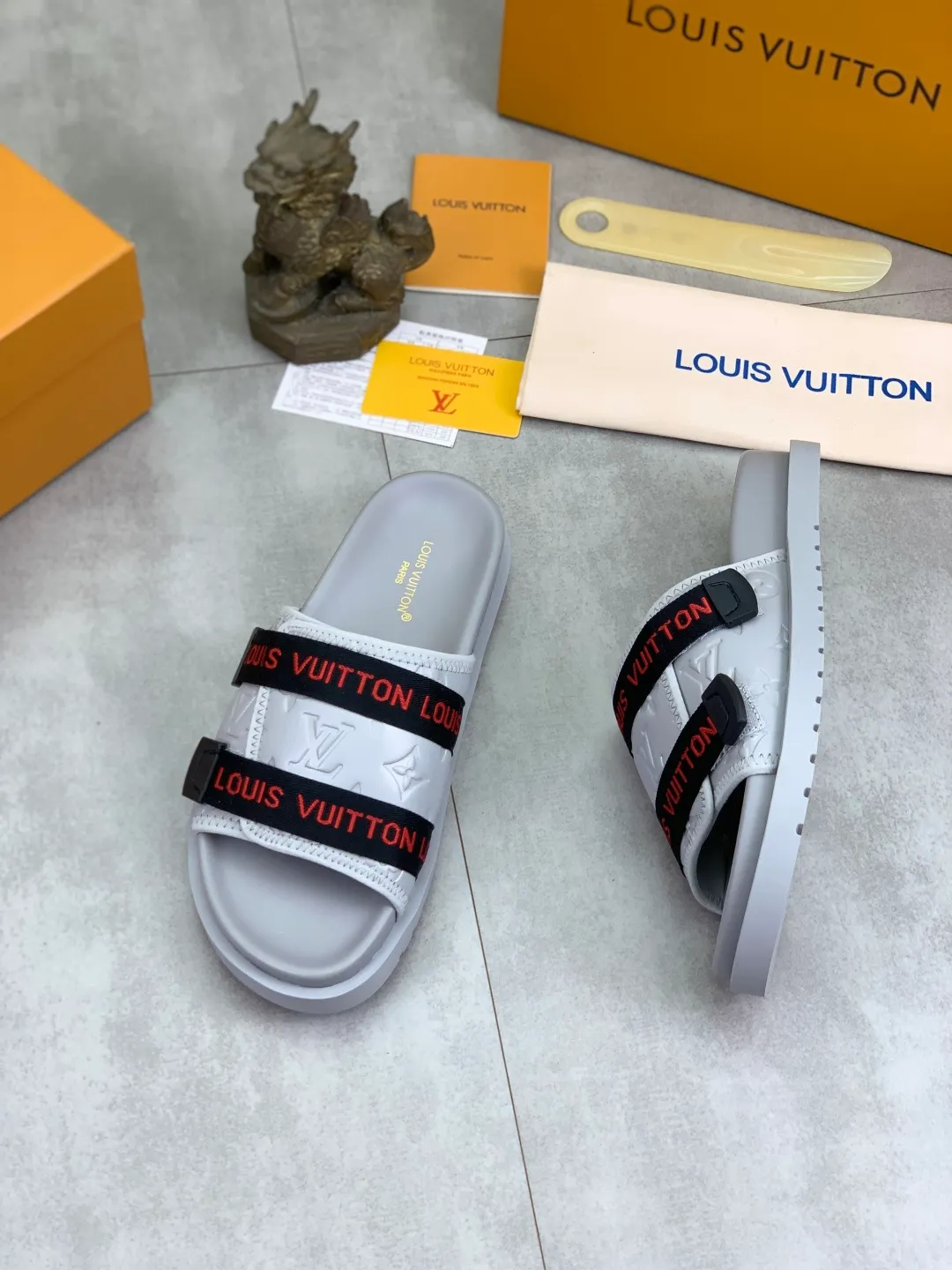 Men's shoes 💰P320💰【New style】🆘 Original quality 【LOUIS VUITTON】The popular Louis Vuitton LV men's slippers on the official website are on sale simultaneously! Original fabric imported from Italy, original factory special supply, code number: 38-44 (45 customized), many colors available